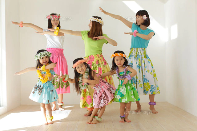 フラダンスを踊る女の子 の写真素材 イラスト素材 アマナイメージズ