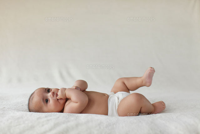 仰向けに寝転がる外国人女の子の赤ちゃん の写真素材 イラスト素材 アマナイメージズ