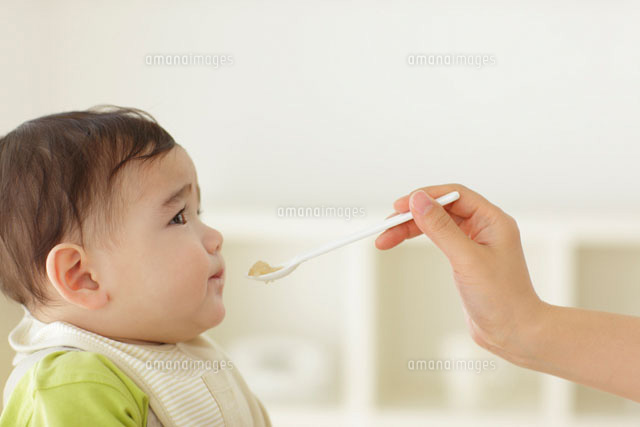 離乳食を食べる赤ちゃん の写真素材 イラスト素材 アマナイメージズ