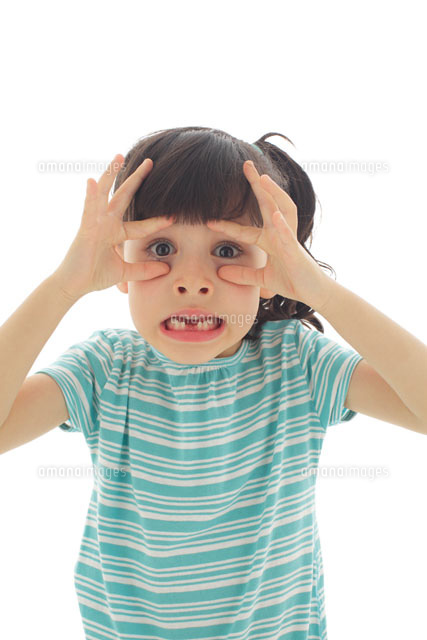 面白い表情をする乳歯の抜けた女の子 の写真素材 イラスト素材 アマナイメージズ