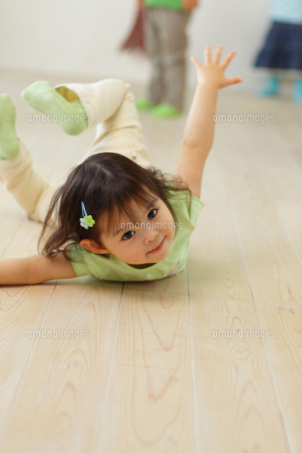 保育室で遊ぶ園児の女の子 の写真素材 イラスト素材 アマナイメージズ