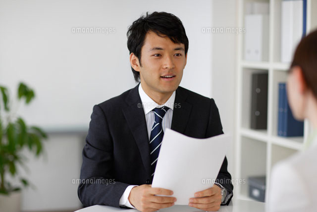 オフィスで働く若い男性会社員 の写真素材 イラスト素材 アマナイメージズ