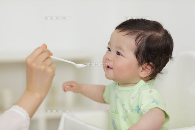 離乳食を食べる赤ちゃん の写真素材 イラスト素材 アマナイメージズ