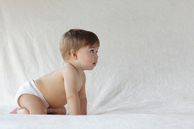 ハイハイする外国人の赤ちゃん の写真素材 イラスト素材 アマナイメージズ