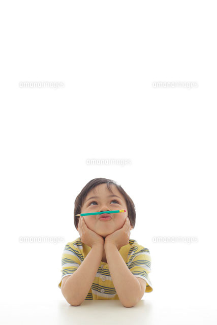 考える男の子 の写真素材 イラスト素材 アマナイメージズ