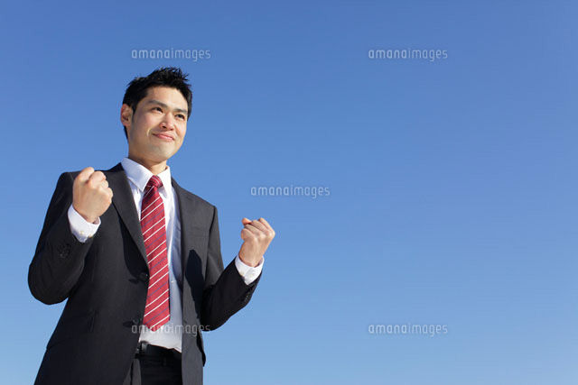 ガッツポーズをするスーツ姿の男性 の写真素材 イラスト素材 アマナイメージズ