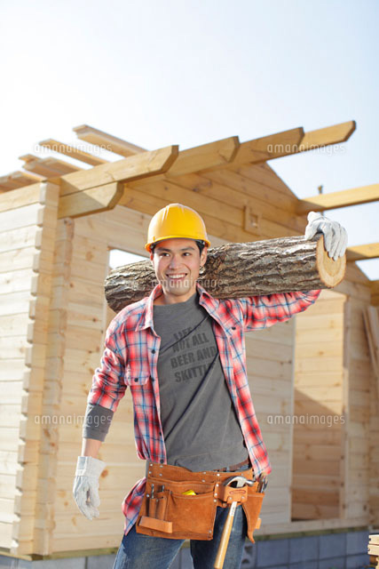 丸太を担ぐ男性 の写真素材 イラスト素材 アマナイメージズ