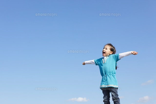 青空の下の女の子 の写真素材 イラスト素材 アマナイメージズ