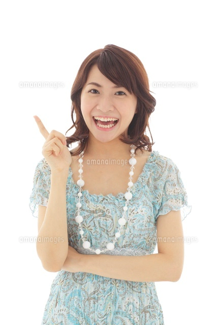 おにぎりを食べる女の子 の写真素材 イラスト素材 アマナイメージズ