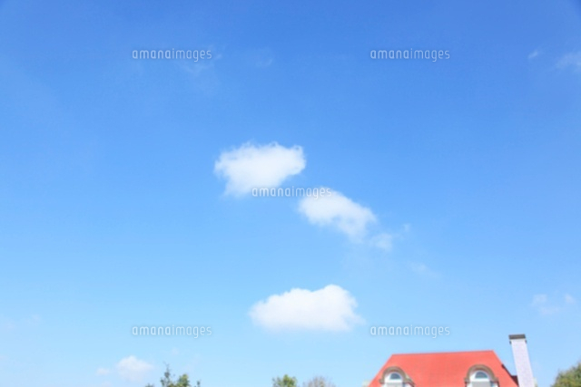 空と赤い屋根の背景素材 の写真素材 イラスト素材 アマナイメージズ