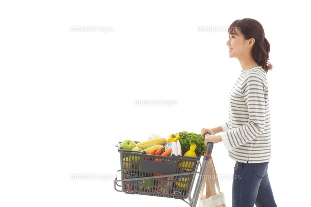 ショッピングカートを押す若い女性 の写真素材 イラスト素材 アマナイメージズ