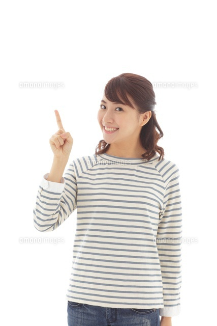 指さしポーズの若い女性 の写真素材 イラスト素材 アマナイメージズ 指さしポーズの若い女性 の写真素材 イラスト素材 アマナイメージズ