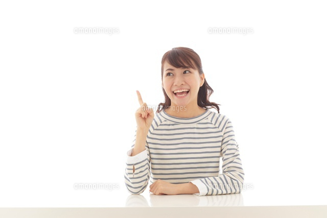 指さしポーズの若い女性 の写真素材 イラスト素材 アマナイメージズ 指さしポーズの若い女性 の写真素材 イラスト素材 アマナイメージズ