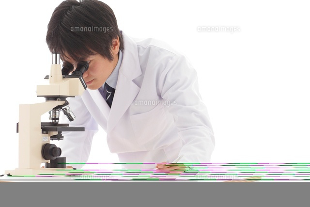 顕微鏡を覗く白衣の若い男性 の写真素材 イラスト素材 アマナイメージズ