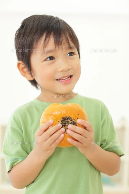 パンを食べる男の子[11038011304]の写真・イラスト素材｜アマナイメージズ
