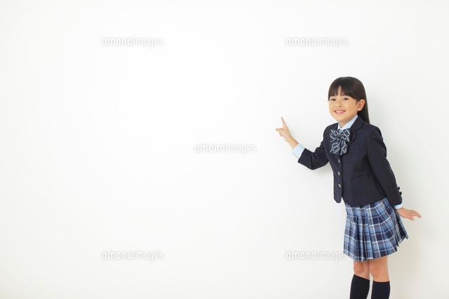 制服姿で指さしポーズをする女の子 の写真素材 イラスト素材 アマナイメージズ 制服姿で指さしポーズをする女の子 の写真素材 イラスト素材 アマナイメージズ