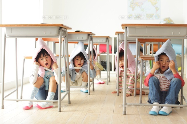 避難訓練をする小学生の子供達 の写真素材 イラスト素材 アマナイメージズ
