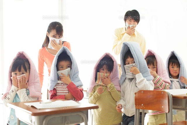 避難訓練をする小学生と先生 の写真素材 イラスト素材 アマナイメージズ