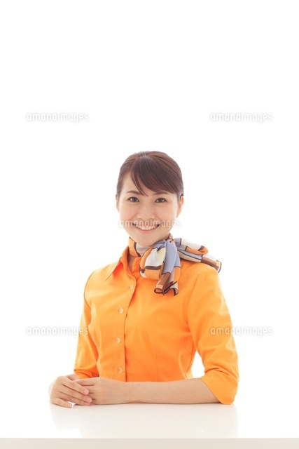 デスクに座りポーズをとる若い女性 の写真素材 イラスト素材 アマナイメージズ