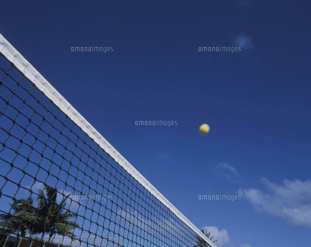 テニスネットの上を飛ぶボール の写真素材 イラスト素材 アマナイメージズ