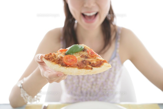 ピザを持つ女性の手 の写真素材 イラスト素材 アマナイメージズ ピザを持つ女性の手 の写真素材 イラスト素材 アマナイメージズ