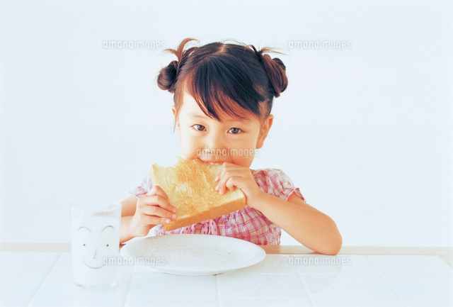 トーストをかじる女の子 の写真素材 イラスト素材 アマナイメージズ