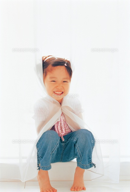 カーテンで遊ぶ女の子 の写真素材 イラスト素材 アマナイメージズ カーテンで遊ぶ女の子 の写真素材 イラスト素材 アマナイメージズ