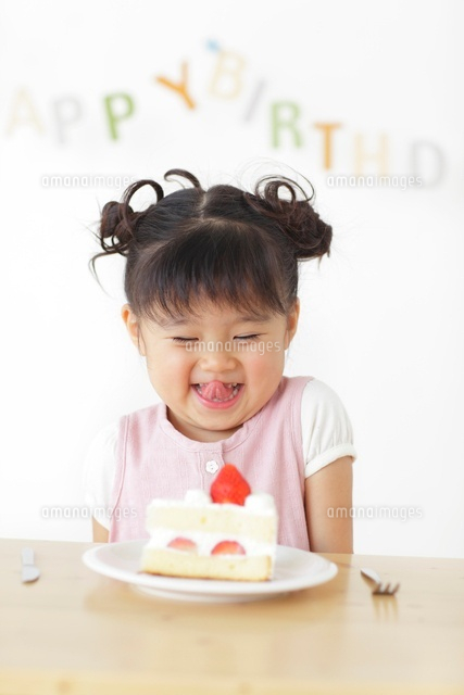 誕生日を祝う女の子 の写真素材 イラスト素材 アマナイメージズ