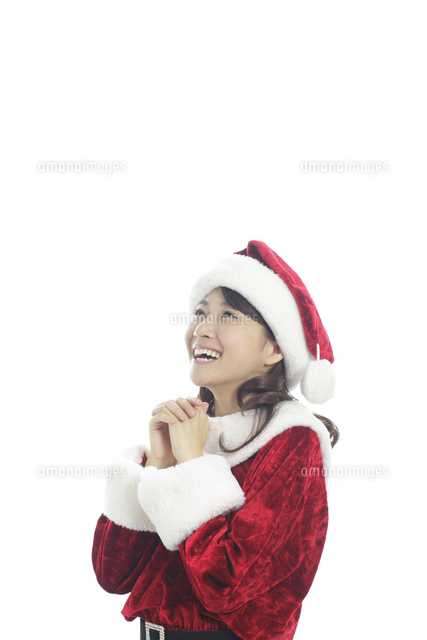 サンタの格好をして祈る女性 の写真素材 イラスト素材 アマナイメージズ