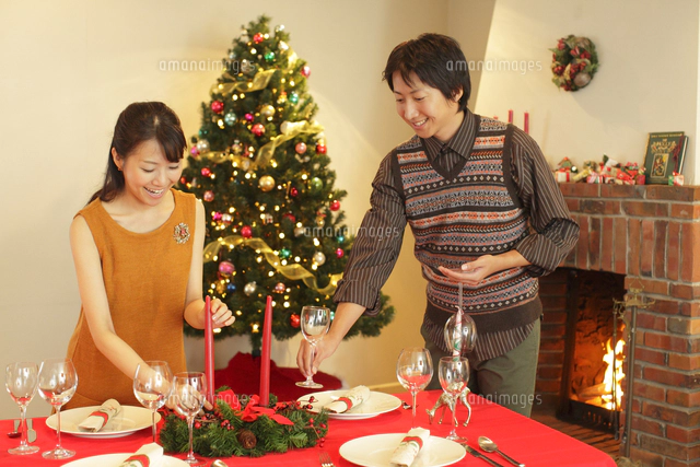 クリスマス雑貨の並んだ可愛い部屋 の写真素材 イラスト素材 アマナイメージズ