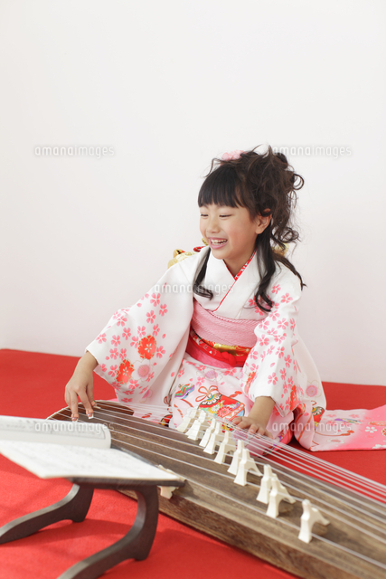 振り袖を着てお琴を弾く女の子 の写真素材 イラスト素材 アマナイメージズ