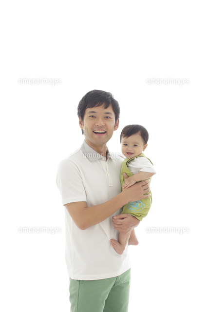 爽やかな緑の服を着たお父さんと赤ちゃん 11038014773 の写真素材 イラスト素材 アマナイメージズ