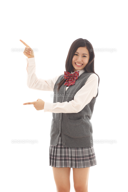 両手で指さしポーズをする女子高生 の写真素材 イラスト素材 アマナイメージズ 両手で指さしポーズをする女子高生 の写真素材 イラスト素材 アマナイメージズ