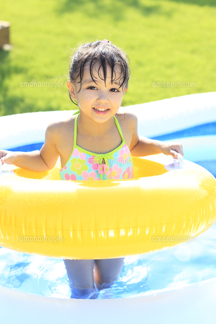 プールに入る女の子 の写真素材 イラスト素材 アマナイメージズ