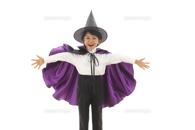 ハロウィンの仮装をした男の子 の写真素材 イラスト素材 アマナイメージズ