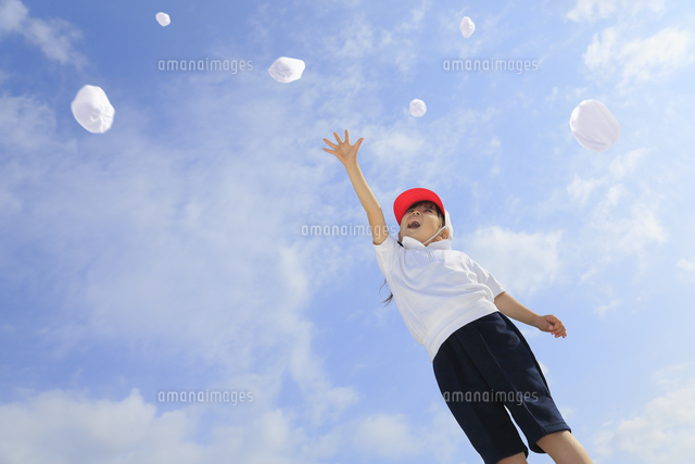 運動会で玉入れをする子供 の写真素材 イラスト素材 アマナイメージズ