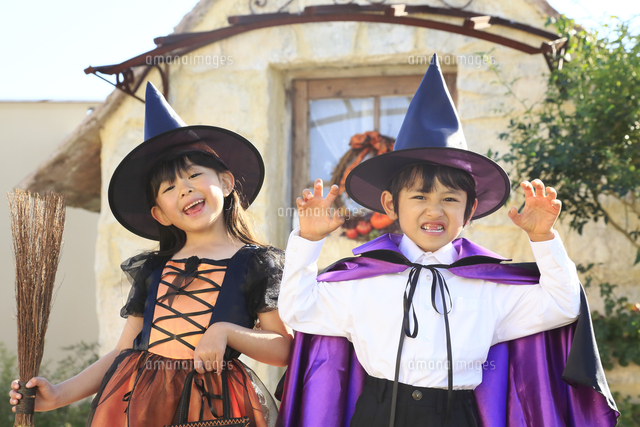 ハロウィンの仮装をしてポーズをとる子ども達 の写真素材 イラスト素材 アマナイメージズ