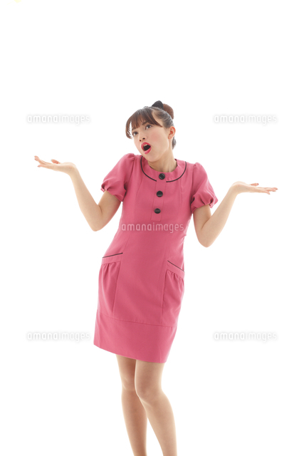 ピンクの服を着て両手をあげるポーズの若い女性 の写真素材 イラスト素材 アマナイメージズ