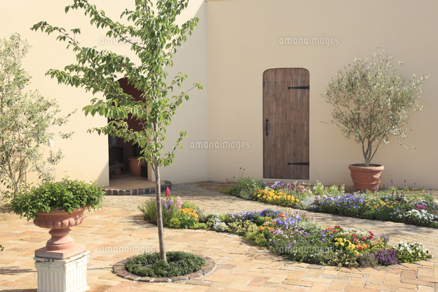 花が溢れる洋風のガーデン の写真素材 イラスト素材 アマナイメージズ