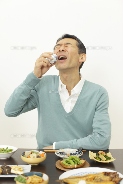 居酒屋で日本酒を飲む男性 の写真素材 イラスト素材 アマナイメージズ