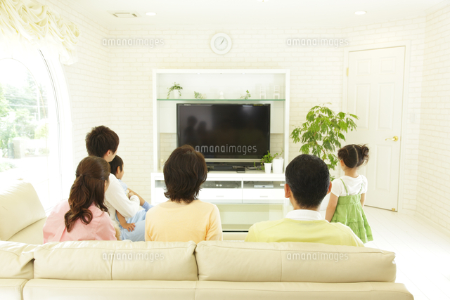 テレビ観戦する三世代家族 の写真素材 イラスト素材 アマナイメージズ