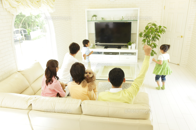 テレビ観戦する三世代家族と犬 の写真素材 イラスト素材 アマナイメージズ
