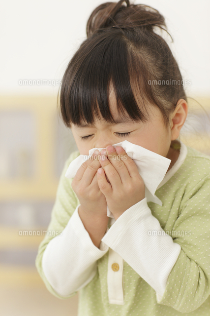鼻をかむ女の子 の写真素材 イラスト素材 アマナイメージズ