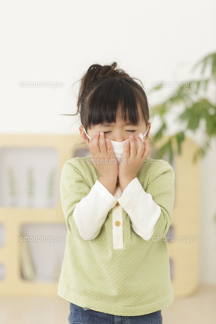 マスクをしてくしゃみをする女の子 の写真素材 イラスト素材 アマナイメージズ