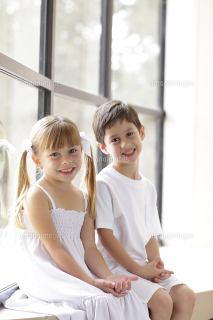 仲良しの男の子と女の子 の写真素材 イラスト素材 アマナイメージズ