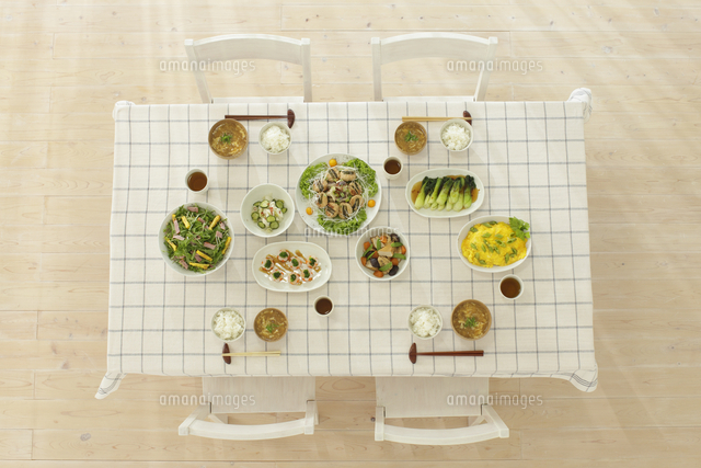 食卓の俯瞰写真 の写真素材 イラスト素材 アマナイメージズ