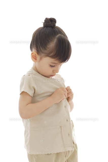 ボタンかけにチャレンジする女の子 の写真素材 イラスト素材 アマナイメージズ