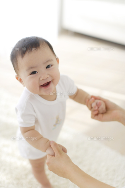 お母さんにつかまり立ちをする赤ちゃん の写真素材 イラスト素材 アマナイメージズ お母さんにつかまり立ちをする赤ちゃん の写真素材 イラスト素材 アマナイメージズ