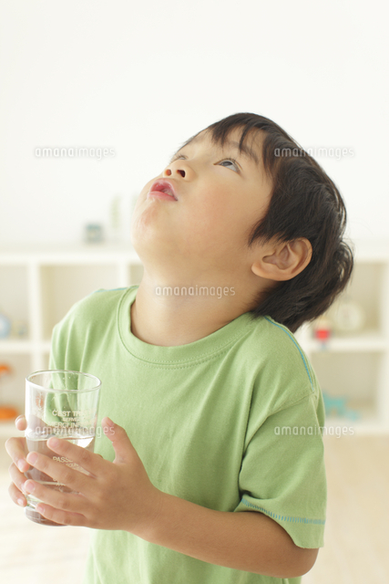 うがいをする男の子 の写真素材 イラスト素材 アマナイメージズ