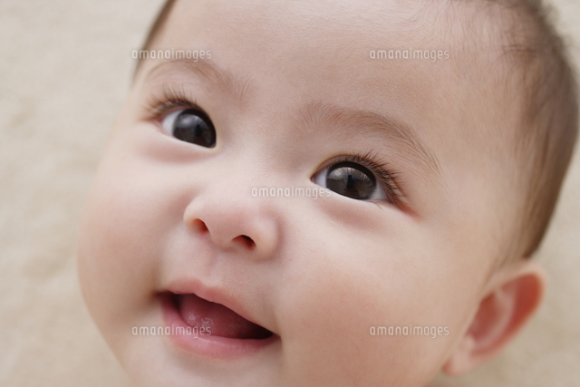 赤ちゃんのアップ の写真素材 イラスト素材 アマナイメージズ